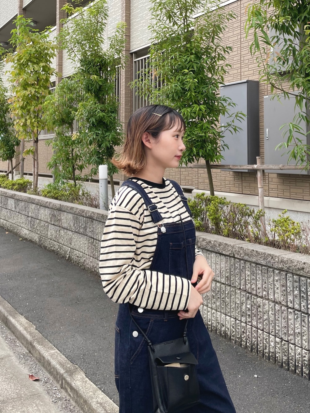 「秋服コーデ、お出かけコーデ、オーバーオール、サロペット、無印良品、ボーダー、今日のコスメと服、PR、お散歩コーデ、着回しコーデ、休日スタイル、ママコーデ、低身長コーデ、秋服、秋服まるっと大公開」｜「THREEのTHREE ワイズアイズパースペクティヴ マスカラ（マスカラ、レッド系）」を使った、ちょこびさん（骨格ウェーブ・レディース・154cm）の秋コーディネートの2枚目の写真