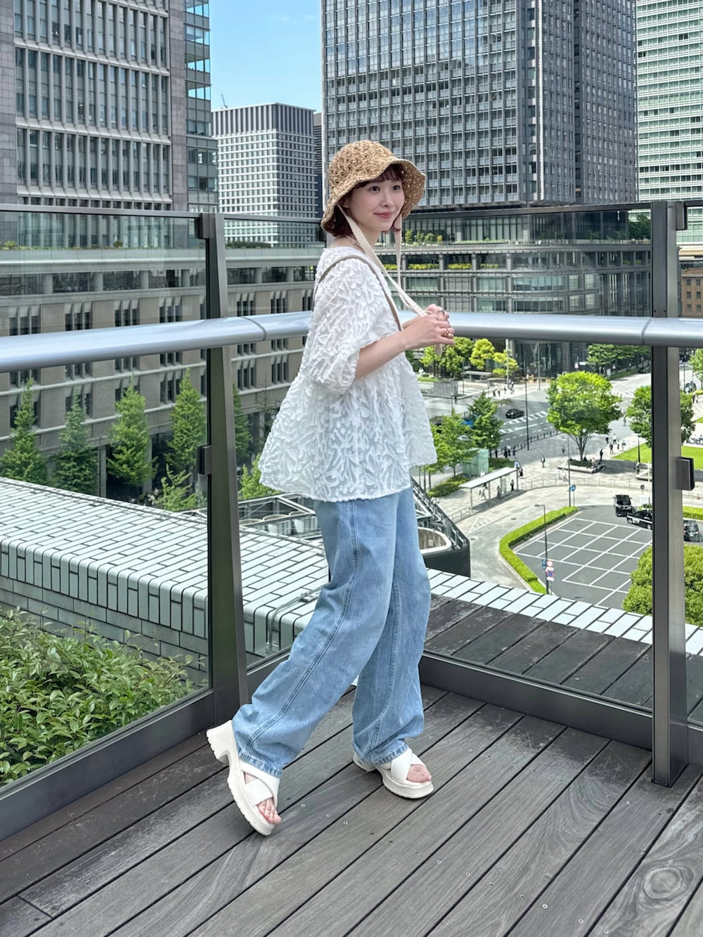 「ブラウス、ぺプラムトップス、ジャガード、デニム、サンダル、妊婦コーデ、マタニティ、マタニティコーデ、ママコーデ、ママファッション、体型カバー、厚底サンダル、麦わら帽子、お出かけコーデ、やっぱり帽子が好き」｜「kaorinomoriのkaorinomori ローハット（ハット、ベージュ系）」を使った、ちょこびさん（レディース・154cm）の春コーディネートの2枚目の写真
