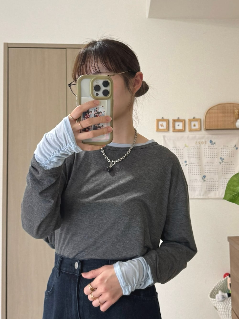 ブルー系のデニムパンツ、ブルー系のスニーカー、グレー系のTシャツ/カットソーを着用したレディースの冬コーディネートの3枚目の写真