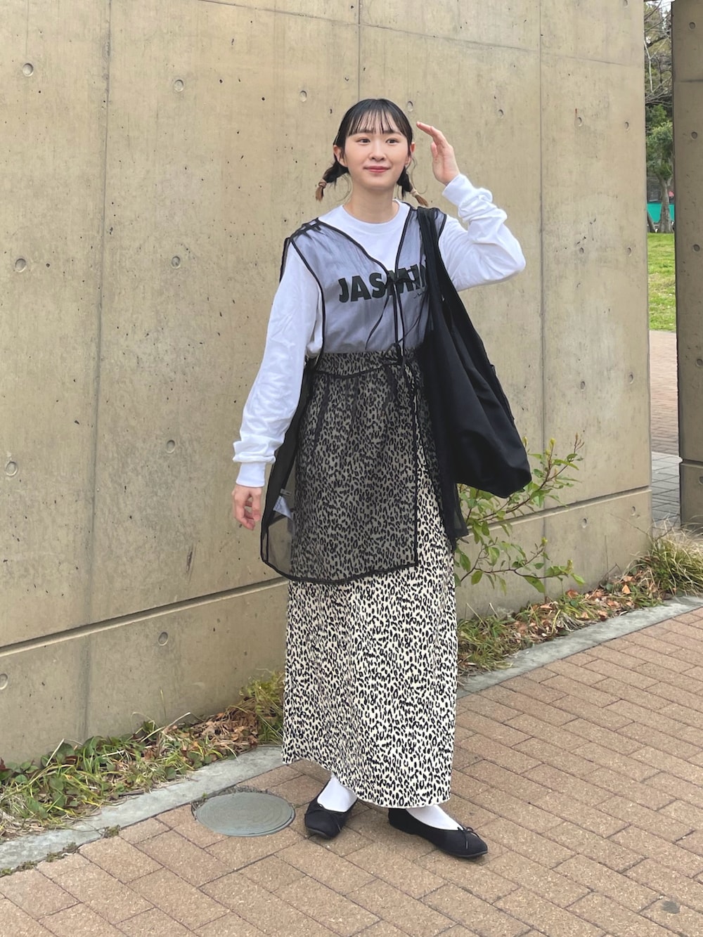 「春のNewスタイル、シアートップス、シアー、オーガンジー、レオパード、モノトーンコーデ、ロゴT、春服コーデ、おでかけコーデ、きれいめカジュアル、ちょこび、大人可愛い、はるコーデ、ママコーデ、レイヤードスタイル」｜「WCのレオパードロングスカート（スカート、ベージュ系）」を使った、ちょこびさん（骨格ウェーブ・レディース・154cm）の春コーディネートの2枚目の写真