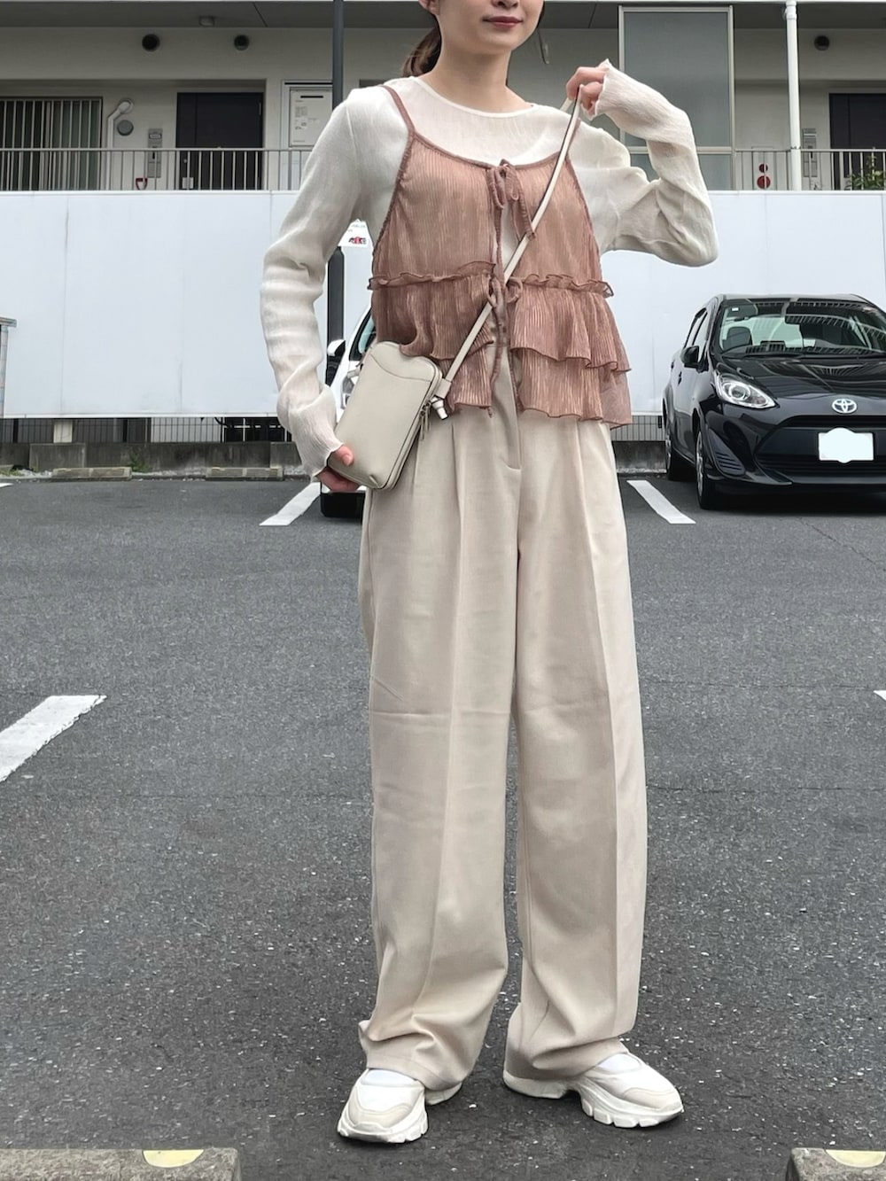 「春のNewスタイル、春服コーデ、おでかけコーデ、花見、春コーデ、お出かけコーデ、レイヤードスタイル、パンツスタイル、春色、ショルダーバッグ、ママコーデ、ちょこび、シアートップス、淡色コーデ、大人可愛い」｜「FREAK'S STOREのシアーラメプリーツビスチェ（キャミソール、ピンク系）」を使った、ちょこびさん（骨格ウェーブ・レディース・154cm）の春コーディネートの2枚目の写真