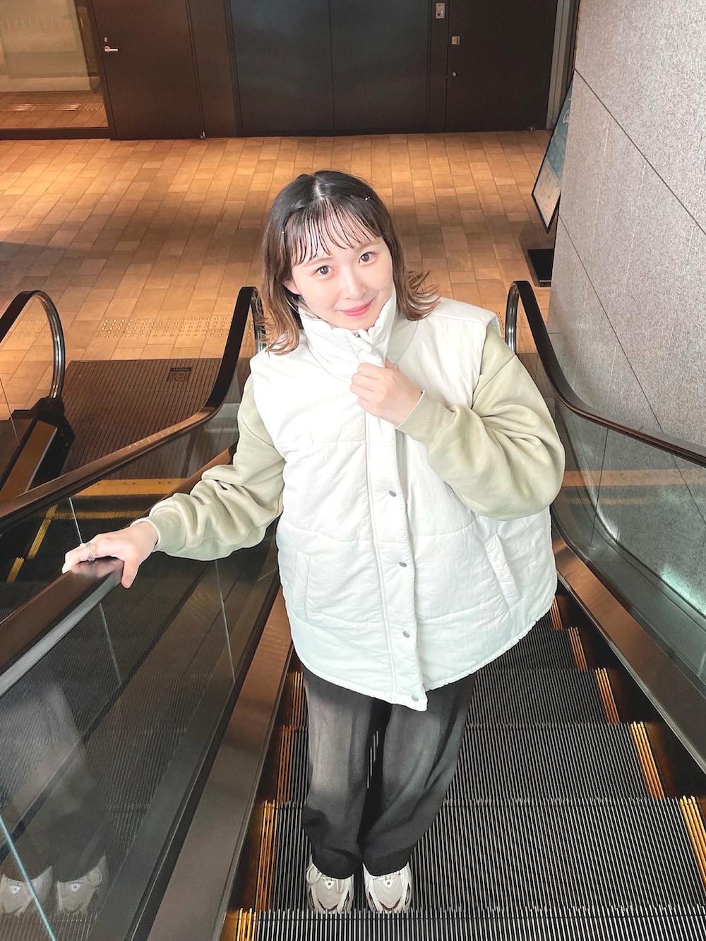 「秋服まるっと大公開、今日のコスメと服、休日コーデ、ダウンベスト、ベスト、くすみカラー、おでかけコーデ、スウェット、スニーカーコーデ、楽チンコーデ、秋冬コーデ、冬コーデ、PR、ちょこび、ファッションを楽しもう」｜「THREEのTHREE ワイズアイズパースペクティヴ マスカラ（マスカラ、レッド系）」を使った、ちょこびさん（骨格ウェーブ・レディース・154cm）の秋コーディネートの2枚目の写真