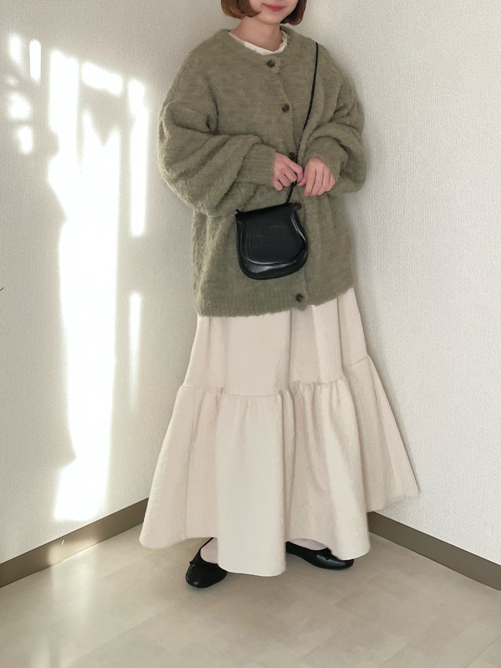 「おでかけコーデ、ティアードスカート、ニットカーディガン、グリーン、ピスタチオグリーン、ロングスカート、今日のコスメと服、淡色コーデ、ショルダーバッグ、冬服、休日スタイル、ニット、レイヤードスタイル、ボブ、ママコーデ」｜「forksy.の【forksy.】2wayブークレニットクルーネックカーディガン（カーディガン/ボレロ、グリーン系）」を使った、ちょこびさん（骨格ウェーブ・レディース・154cm）の冬コーディネートの2枚目の写真