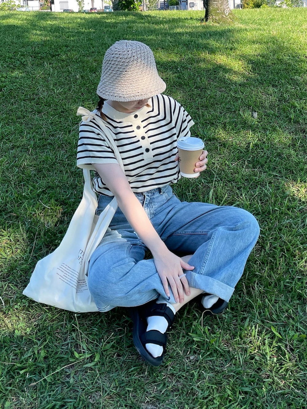 「ボーダー、プチプラ、夏コーデ、デニム、休日スタイル、大人カジュアル、ちょこび、ママコーデ、サンダル、ママファッション、低身長コーデ、パンツスタイル、きれいめカジュアル、今日のコーデ」｜「classicalelfの大人の上品ボーダー。前後2wayヘンリーネックボーダーラグランニット（Tシャツ/カットソー、ホワイト系）」を使った、ちょこびさん（骨格ウェーブ・レディース・154cm）の夏コーディネートの2枚目の写真