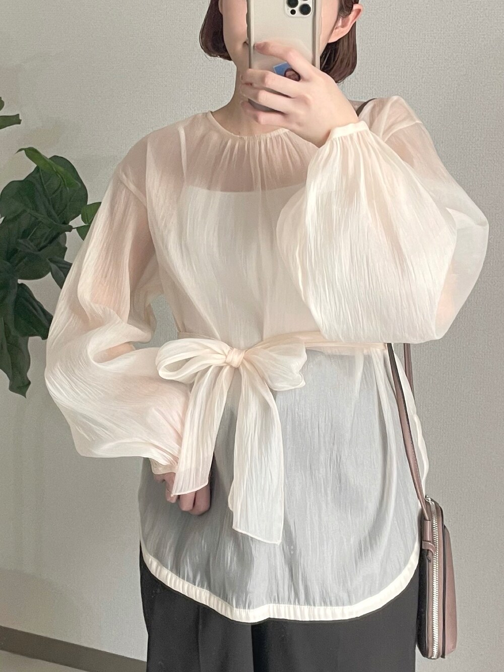 「休日スタイル、お出かけコーデ、シアートップス、大人カジュアル、シンプルコーデ、春服、パンツスタイル、シアー、シア―ブラウス、ユニクロ、UNIQLOコーデ、パステル映える春、ボリューム袖、低身長、低身長コーデ」｜「Babの【ちょこび×Bab】ボウタイ付き2WAYシアーボリュームブラウス（シャツ/ブラウス、ホワイト系）」を使った、ちょこびさん（骨格ウェーブ・レディース・154cm）の冬コーディネートの2枚目の写真