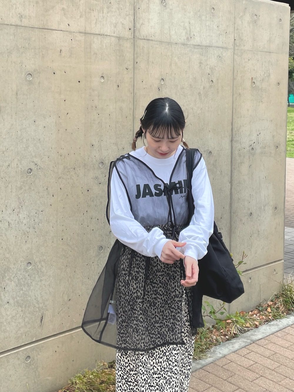 「春のNewスタイル、シアートップス、シアー、オーガンジー、レオパード、モノトーンコーデ、ロゴT、春服コーデ、おでかけコーデ、きれいめカジュアル、ちょこび、大人可愛い、はるコーデ、ママコーデ、レイヤードスタイル」｜「WCのレオパードロングスカート（スカート、ベージュ系）」を使った、ちょこびさん（骨格ウェーブ・レディース・154cm）の春コーディネートの3枚目の写真