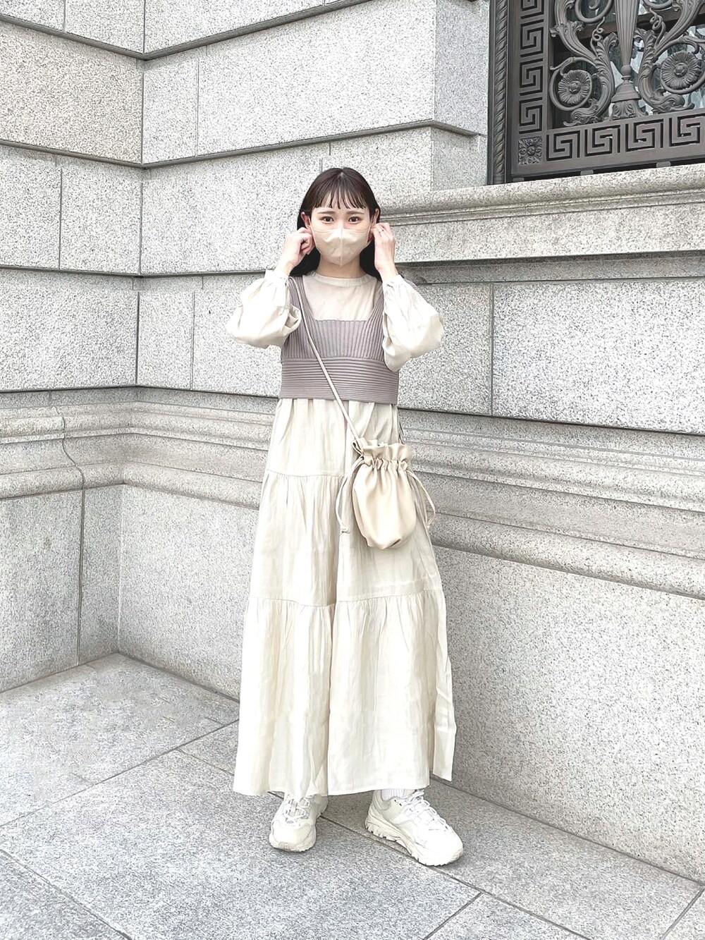 「春先取り、春コーデ、春服、淡色コーデ、低身長コーデ、ロングワンピース、ティアード、ベスト、ビスチェ、休日スタイル、レイヤードスタイル、ちょこび、低身長女子、消えそうな色コーデ、くすみカラー」｜「archivesの【web限定】2wayレースアップビスチェ＋シアーティアードワンピース（ワンピース、ベージュ系）」を使った、ちょこびさん（レディース・154cm）の冬コーディネートの2枚目の写真