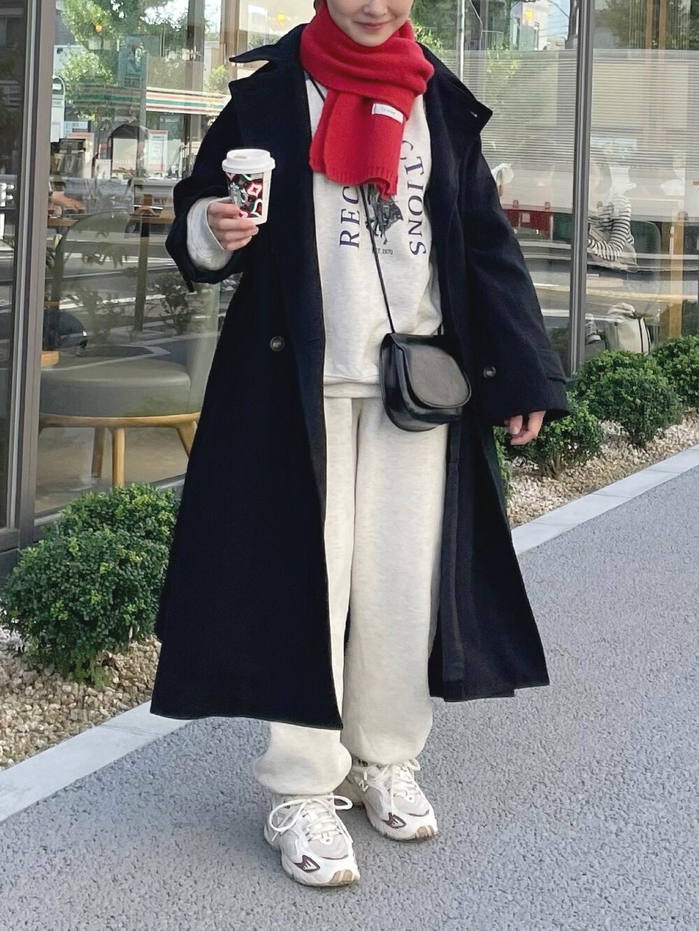 「ファッションを楽しもう、今日のコスメと服、トレンチコート、スタンドカラー、マフラー、マフラーぐるぐる、低身長、ママコーデ、ママファッション、ちょこび、休日コーデ、スウエットパンツ、ロゴスウェット、スニーカーコーデ、冬コーデ」｜「Chillfarのアーチロゴスウェット（スウェット、ベージュ系）」を使った、ちょこびさん（骨格ウェーブ・レディース・154cm）の秋コーディネートの2枚目の写真