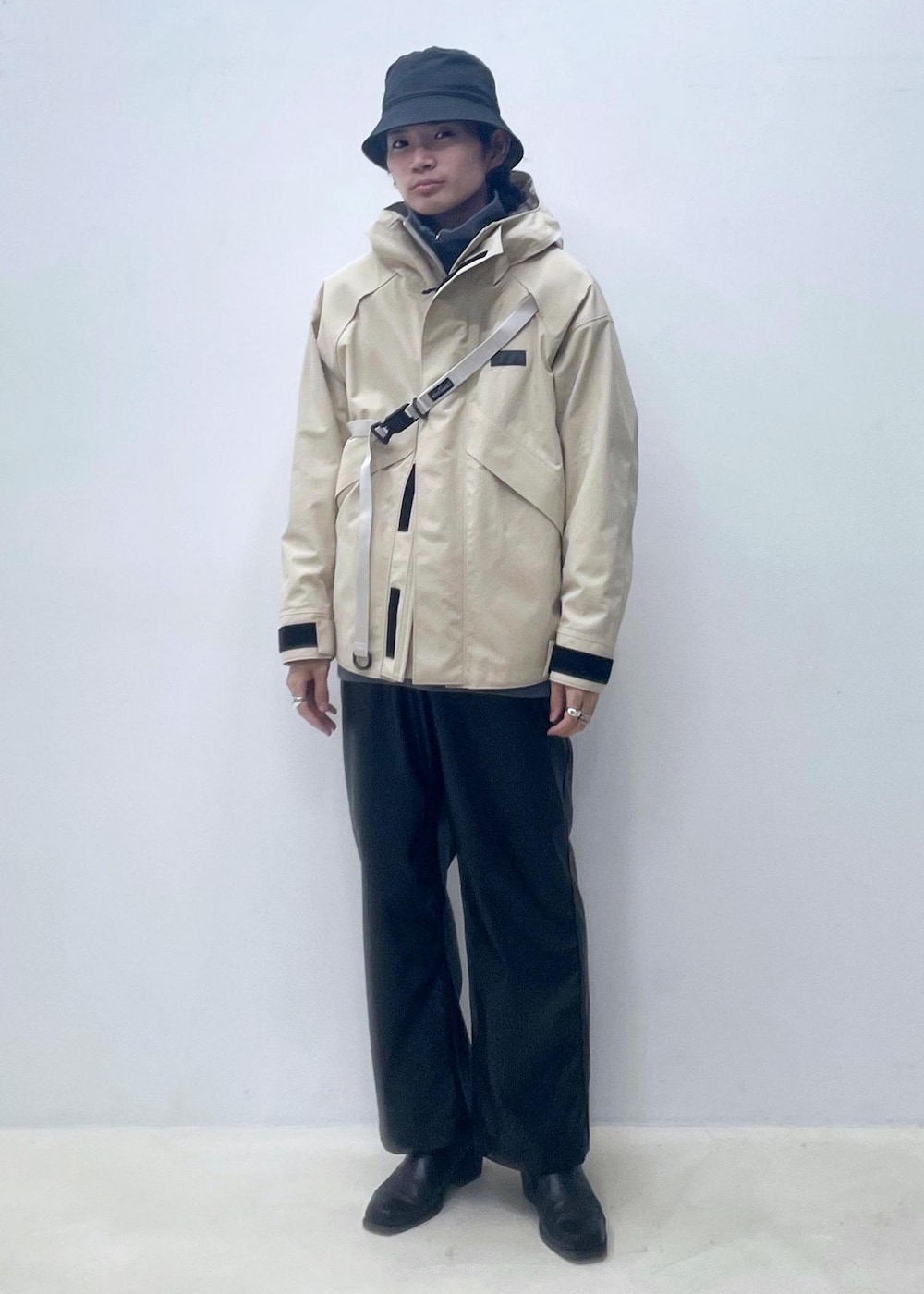 「wildthings、別注、ワイルドシングス、DENALI JACKET、デナリジャケット、TOOLSTRAP DENALI JACKET、ハーフジップ、レザーパンツ、ADAM ET ROPÉ、HOMME、UNISEX、骨格ウェーブ、ブルべ、きれいめカジュアル、カジュアル」｜「WILD THINGSの《数量限定追加》【WILDTHINGS 別注】TOOLSTRAP DENALI JACKET/UNISEX/LONG SEASON（マウンテンパーカー、ホワイト系）」を使った、つじかわさん（メンズ・173cm）の夏コーディネートの2枚目の写真
