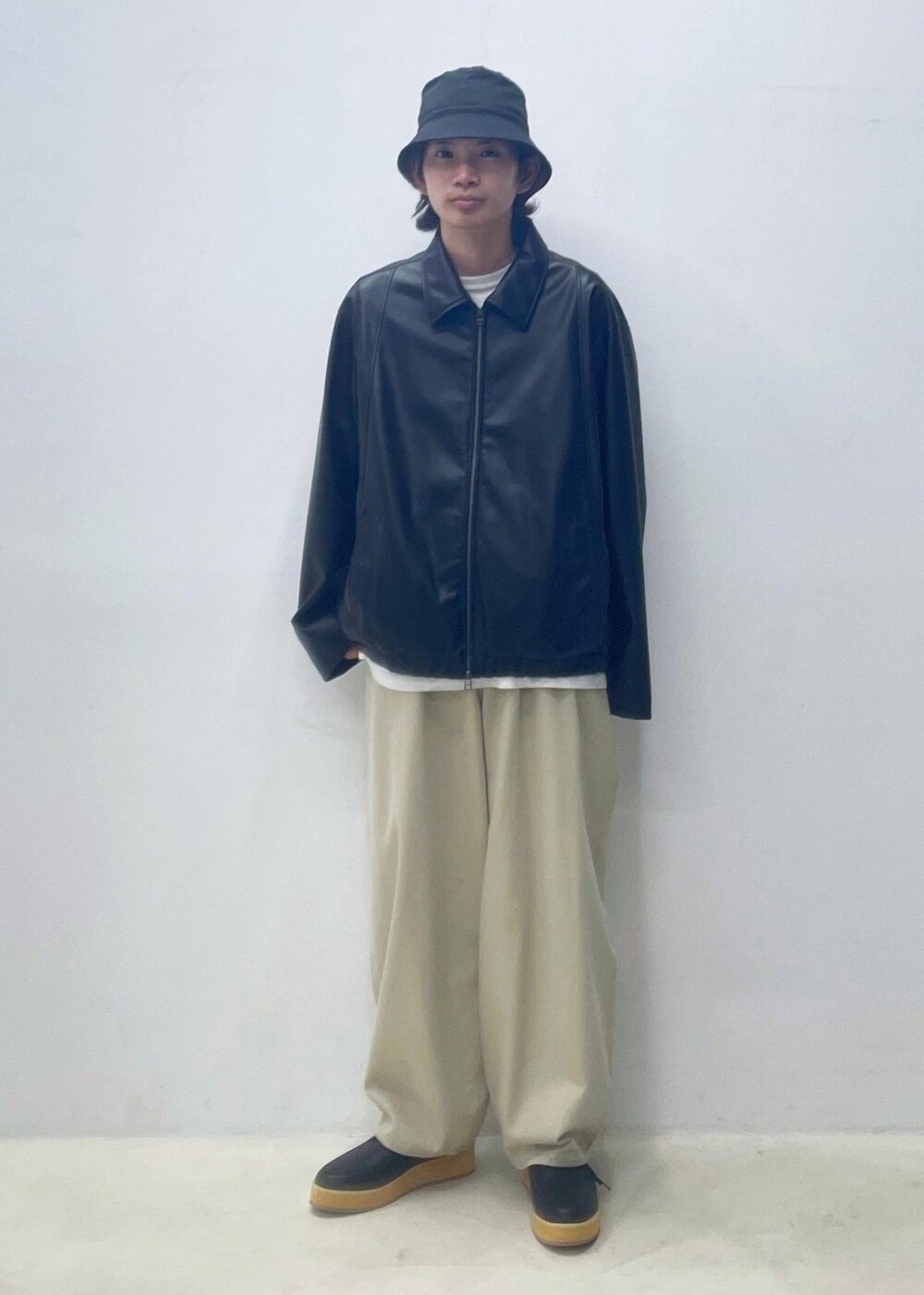 「ブルゾン、バルーンパンツ、合皮、トレーニングジャケット、ミリタリー、ブラック、テーパードパンツ、cesse.、cesse、セス、テディシューズ、ポインテッドトゥ、厚底、ボリュームソール、ADAM ET ROPÉ」｜「ADAM ET ROPE'のラウンドフォルム ワイドテーパード イージーパンツ（その他パンツ、ベージュ系）」を使った、つじかわさん（メンズ・173cm）の夏コーディネートの2枚目の写真