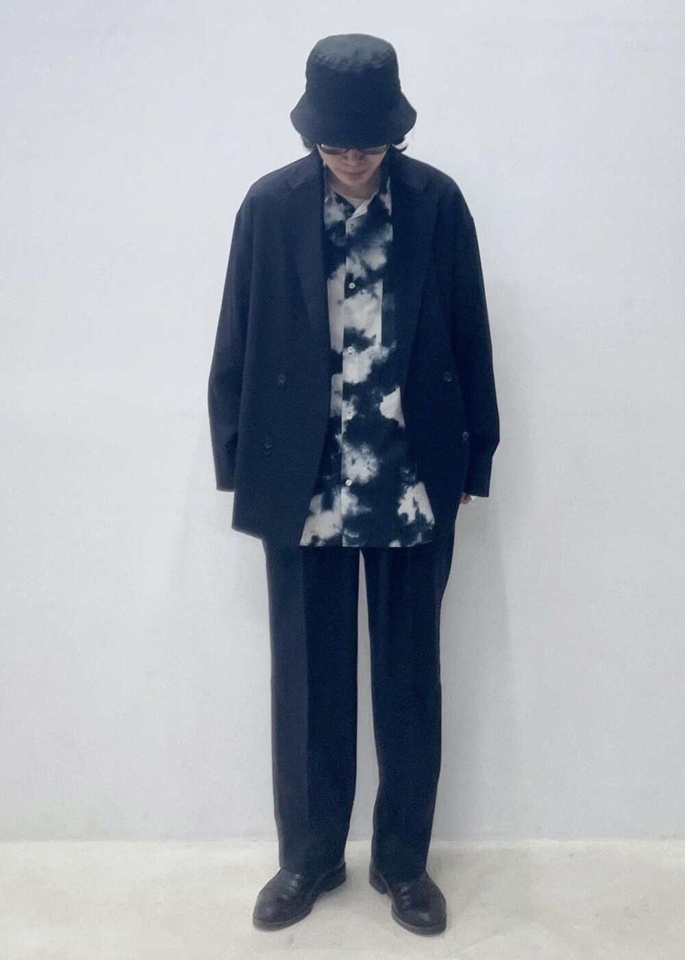 「注染、総柄、総柄シャツ、柄シャツ、ADAM ET ROPÉ、HOMME、サステナブル、骨格ウェーブ、ブルべ、きれいめ、きれいめカジュアル、大人カジュアル、モード、セットアップ、セットアップ対応」｜「ADAM ET ROPE'のアソートプリント オーバーサイズ レギュラーカラー シャツ（シャツ/ブラウス、ブルー系）」を使った、つじかわさん（メンズ・173cm）の夏コーディネートの2枚目の写真