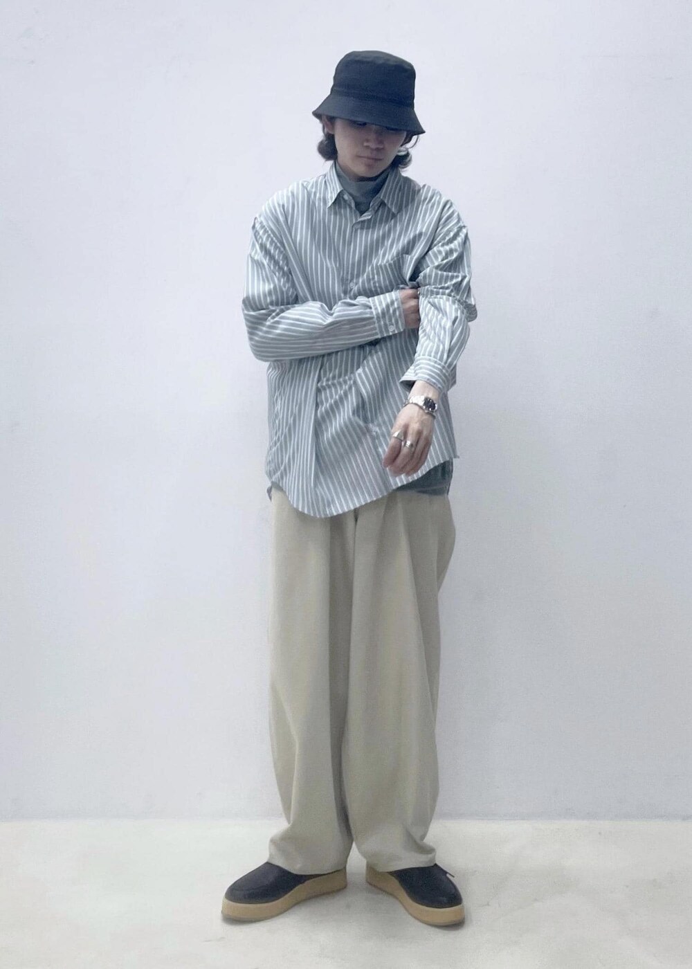 グレー系のシャツ/ブラウス、ベージュ系のその他パンツ、ブラック系のその他シューズを着用したメンズの夏コーディネートの2枚目の写真