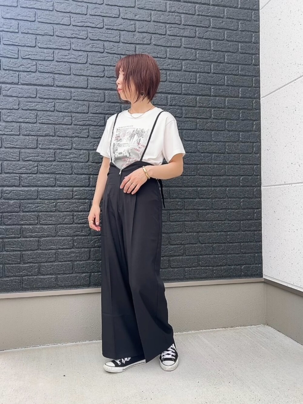 ブラック系のその他パンツ、ホワイト系のTシャツ/カットソー、ホワイト系のキャップを着用したレディースの春コーディネートの4枚目の写真