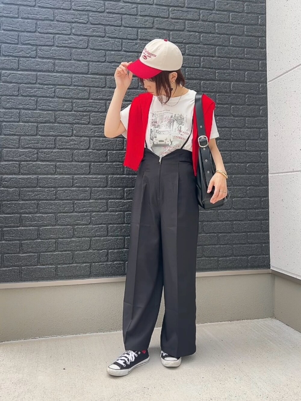 ブラック系のその他パンツ、ホワイト系のTシャツ/カットソー、ホワイト系のキャップを着用したレディースの春コーディネートの2枚目の写真