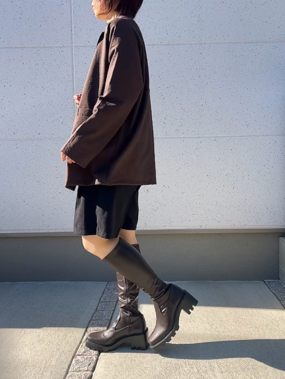 ブラウン系のブーツ、ブラック系のその他パンツ、ブラウン系のジャケット/アウターを着用したレディースの秋コーディネートの3枚目の写真