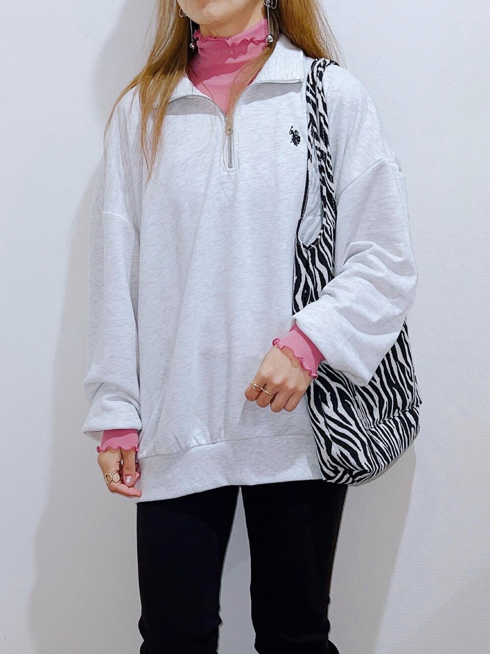 グレー系のスウェット、ブラック系のその他パンツ、ブラック系のブーツを着用したレディースの秋コーディネートの3枚目の写真