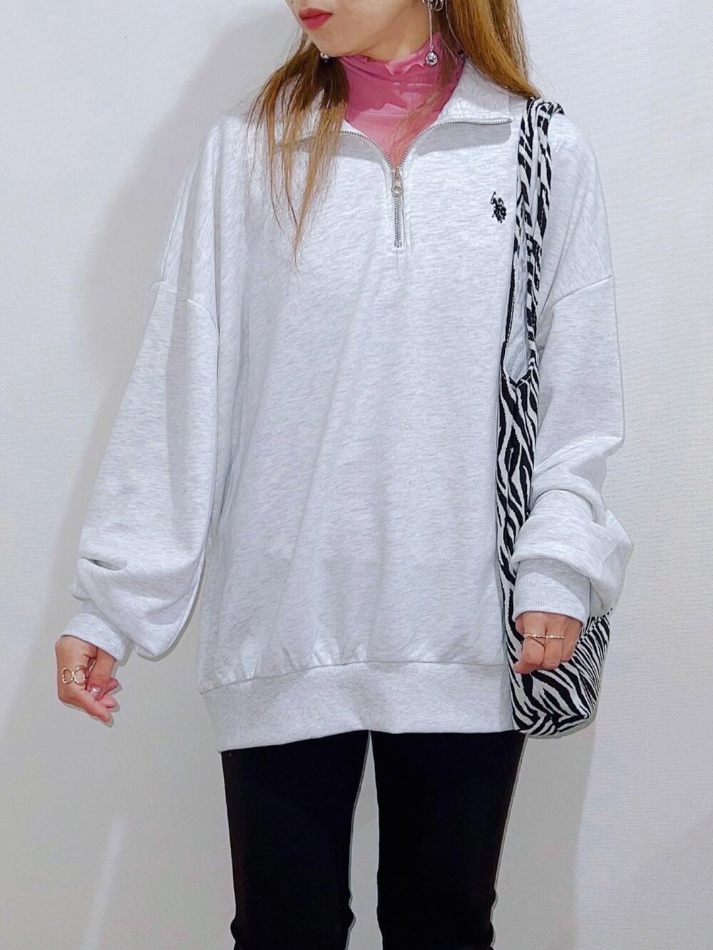 グレー系のスウェット、ブラック系のその他パンツ、ブラック系のブーツを着用したレディースの秋コーディネートの2枚目の写真