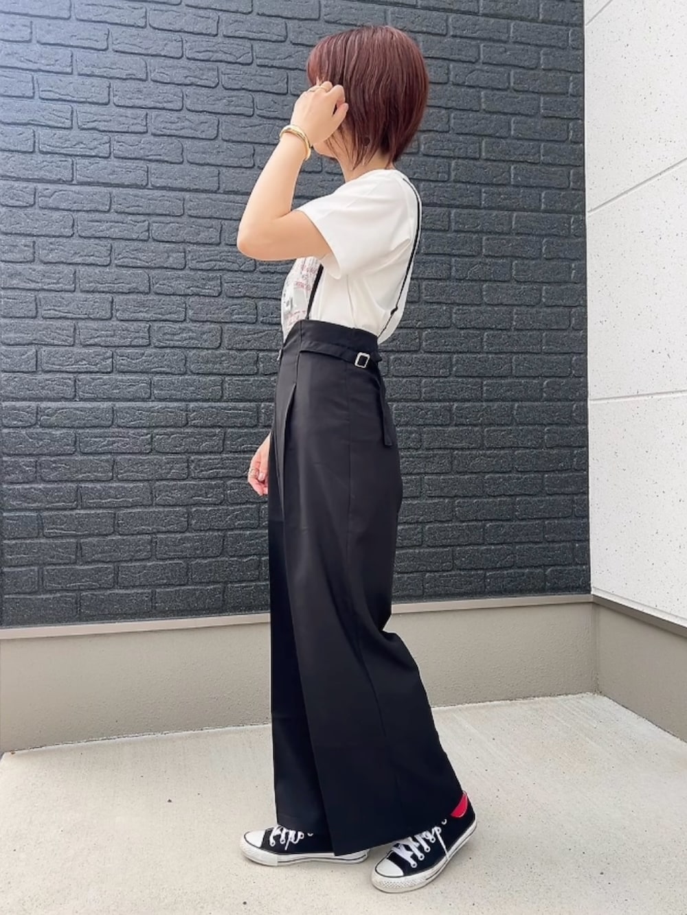 ブラック系のその他パンツ、ホワイト系のTシャツ/カットソー、ホワイト系のキャップを着用したレディースの春コーディネートの3枚目の写真