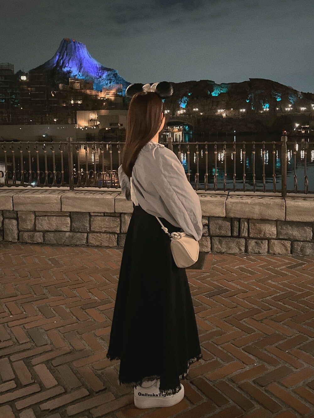 ブルー系のワンピース/ドレス、ホワイト系のハンドバッグ、ブルー系のカーディガン/ボレロを着用したレディースの春コーディネートの2枚目の写真