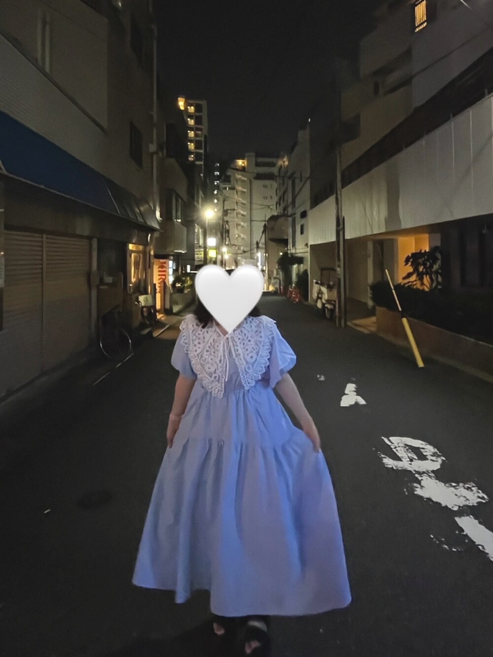 ブルー系のワンピース、ブラック系のサンダル、ホワイト系の付け襟を着用したレディースの秋コーディネートの2枚目の写真