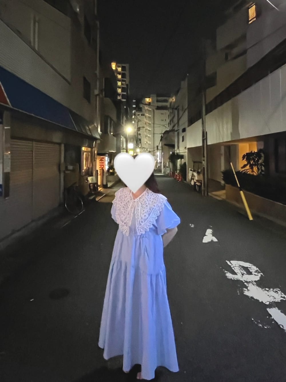 ブルー系のワンピース、ブラック系のサンダル、ホワイト系の付け襟を着用したレディースの秋コーディネートの3枚目の写真