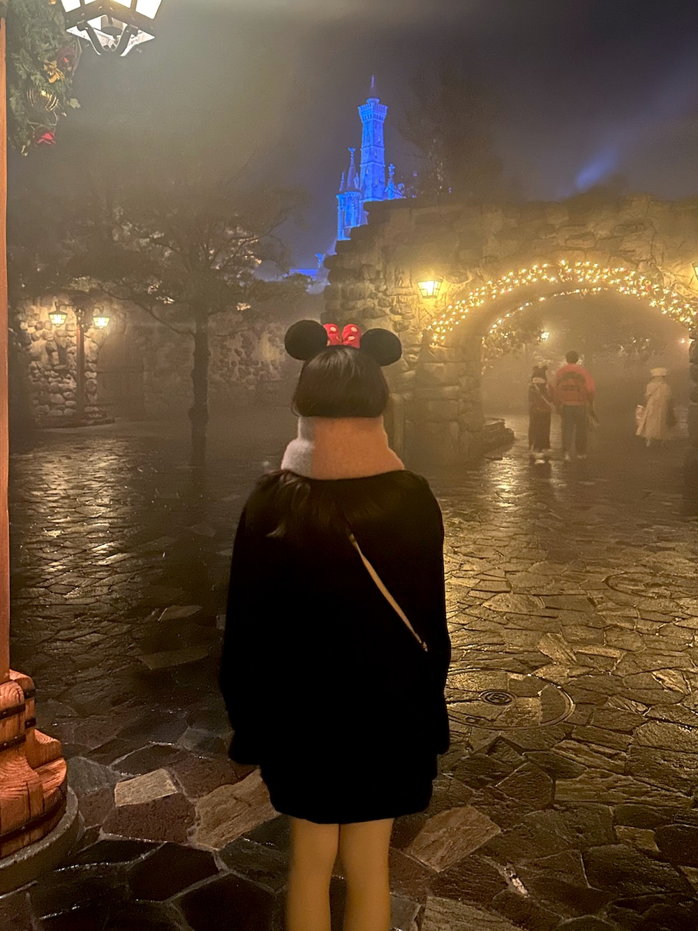 ブラック系のステンカラーコート、ピンク系のニット/セーター、ピンク系のショルダーバッグを着用したレディースの秋コーディネートの2枚目の写真