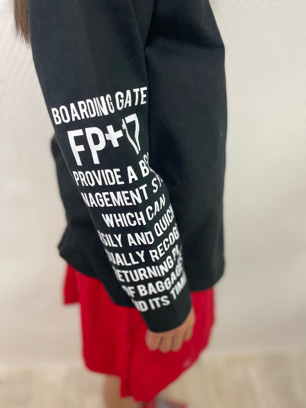 ブラック系のTシャツ/カットソーを着用したキッズの冬コーディネートの2枚目の写真