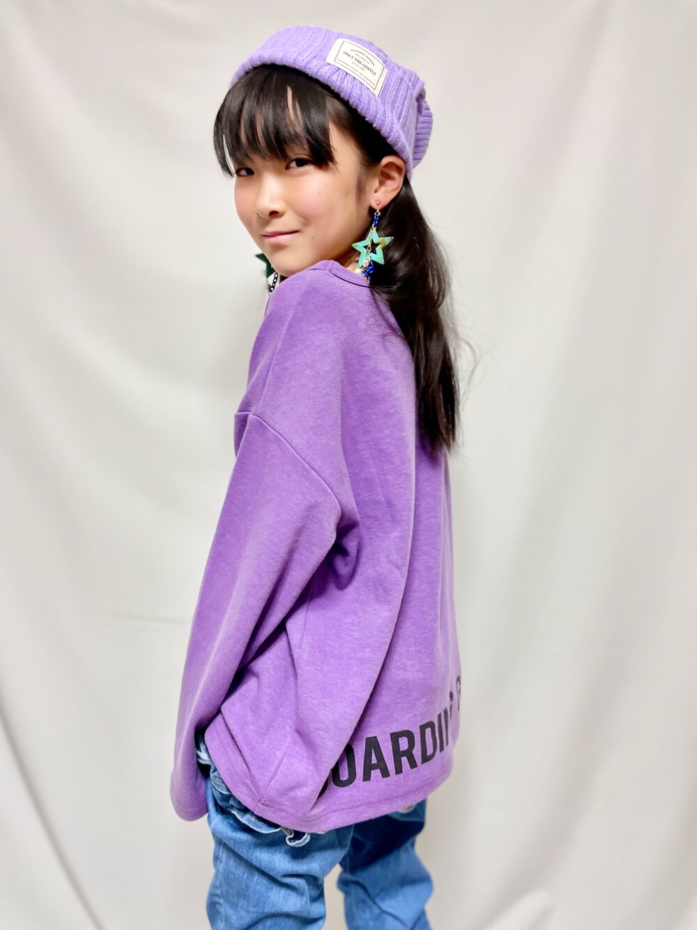 パープル系のTシャツ/カットソーを着用したキッズの冬コーディネートの3枚目の写真