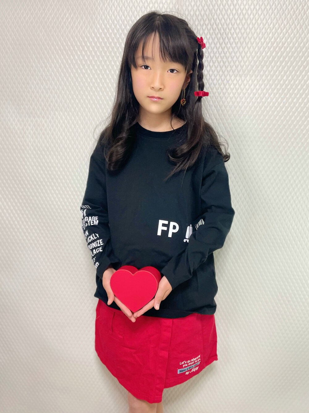 ブラック系のTシャツ/カットソーを着用したキッズの冬コーディネートの3枚目の写真