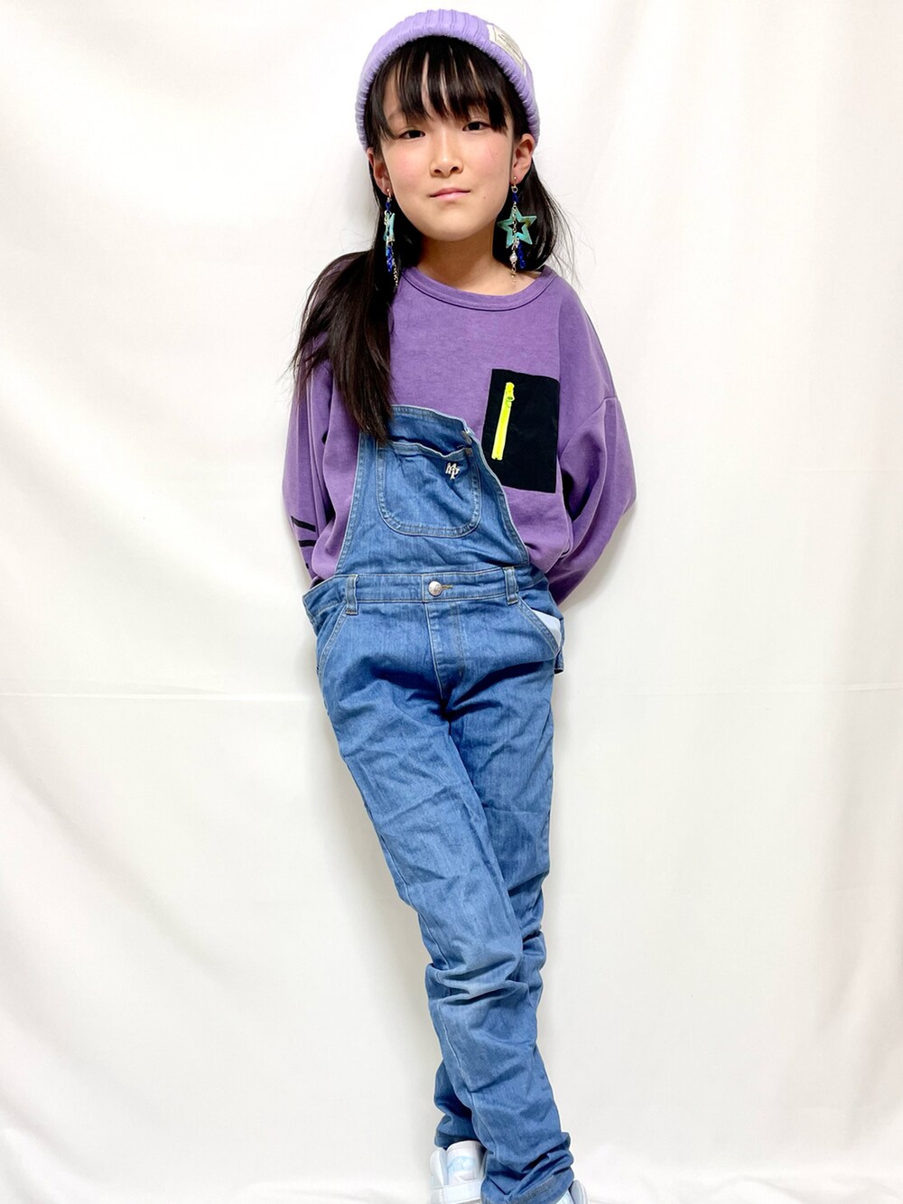 パープル系のTシャツ/カットソーを着用したキッズの冬コーディネートの2枚目の写真