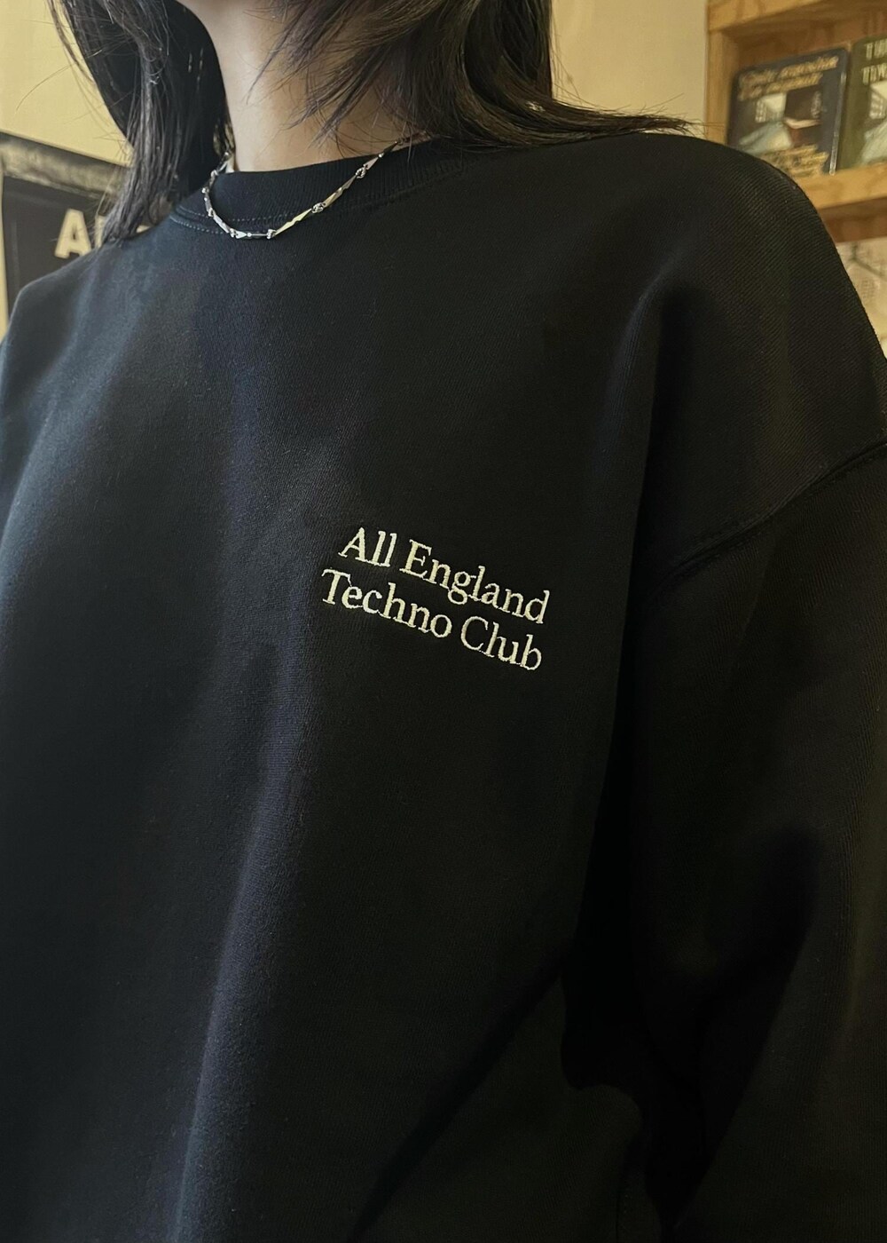 ブラック系のスウェットを着用したレディースの冬コーディネートの2枚目の写真