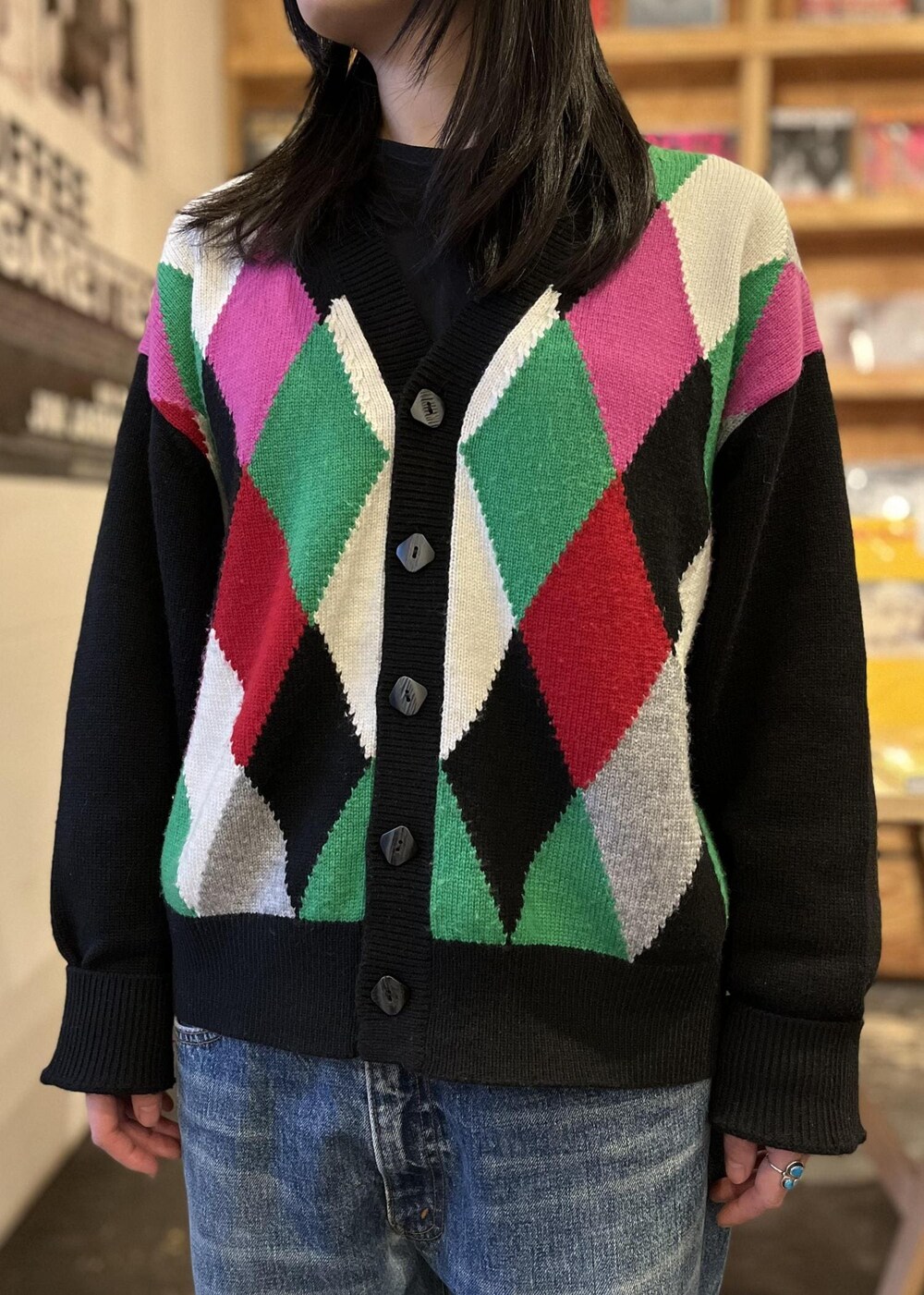 ブラック系のカーディガン/ボレロを着用したレディースの冬コーディネートの2枚目の写真