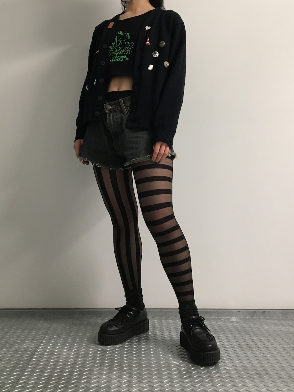 ブラック系のトップス、ブラック系のタイツ/ストッキングを着用したレディースの冬コーディネートの2枚目の写真