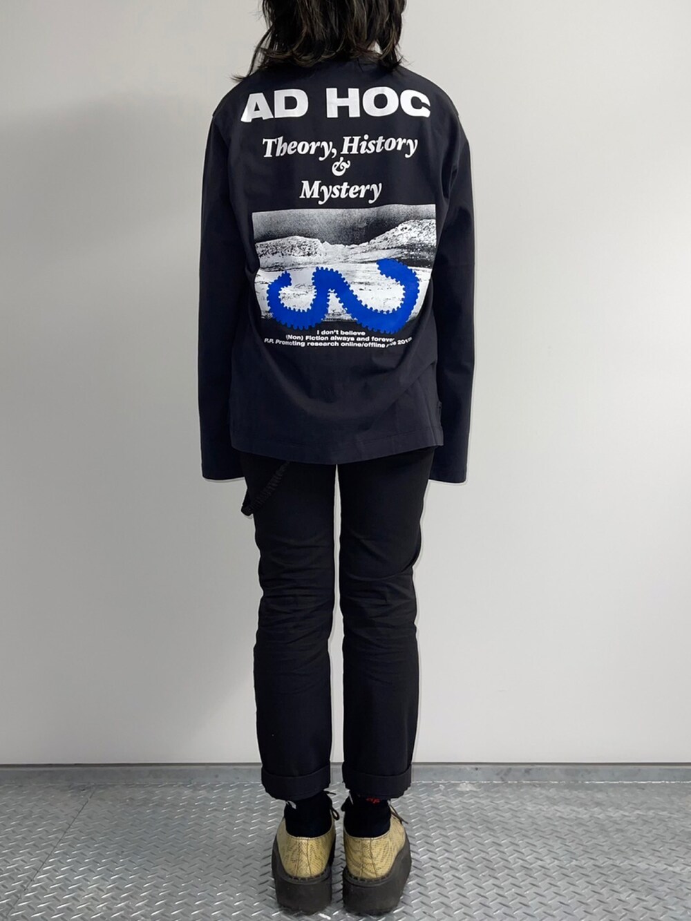 ブラック系のTシャツ/カットソーを着用したレディースの冬コーディネートの2枚目の写真