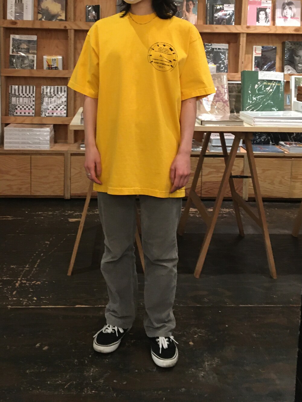 イエロー系のTシャツ/カットソー、ブラック系のスニーカーを着用したレディースの冬コーディネートの2枚目の写真