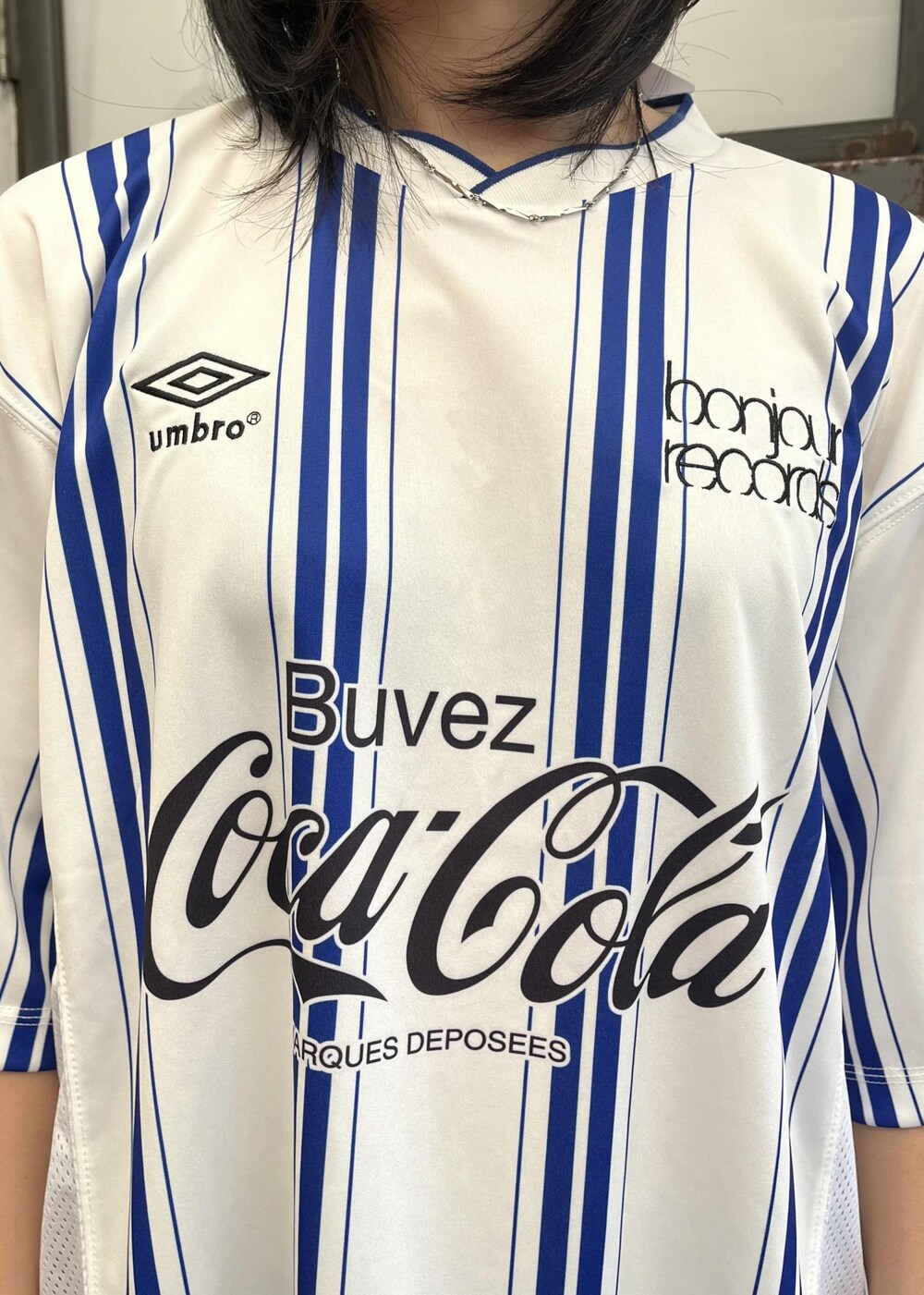 ホワイト系のジャージを着用したレディースの夏コーディネートの3枚目の写真