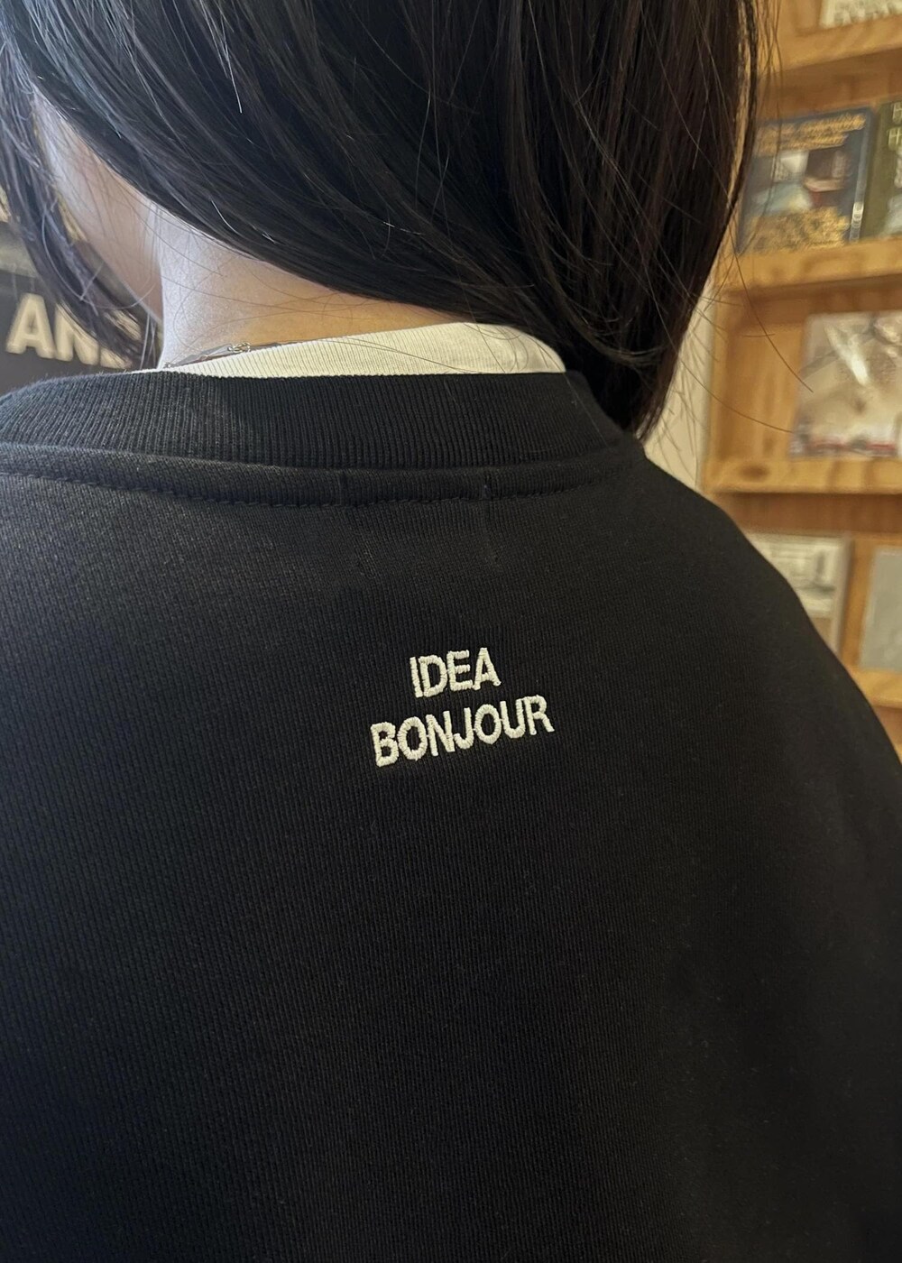 ブラック系のスウェットを着用したレディースの冬コーディネートの3枚目の写真