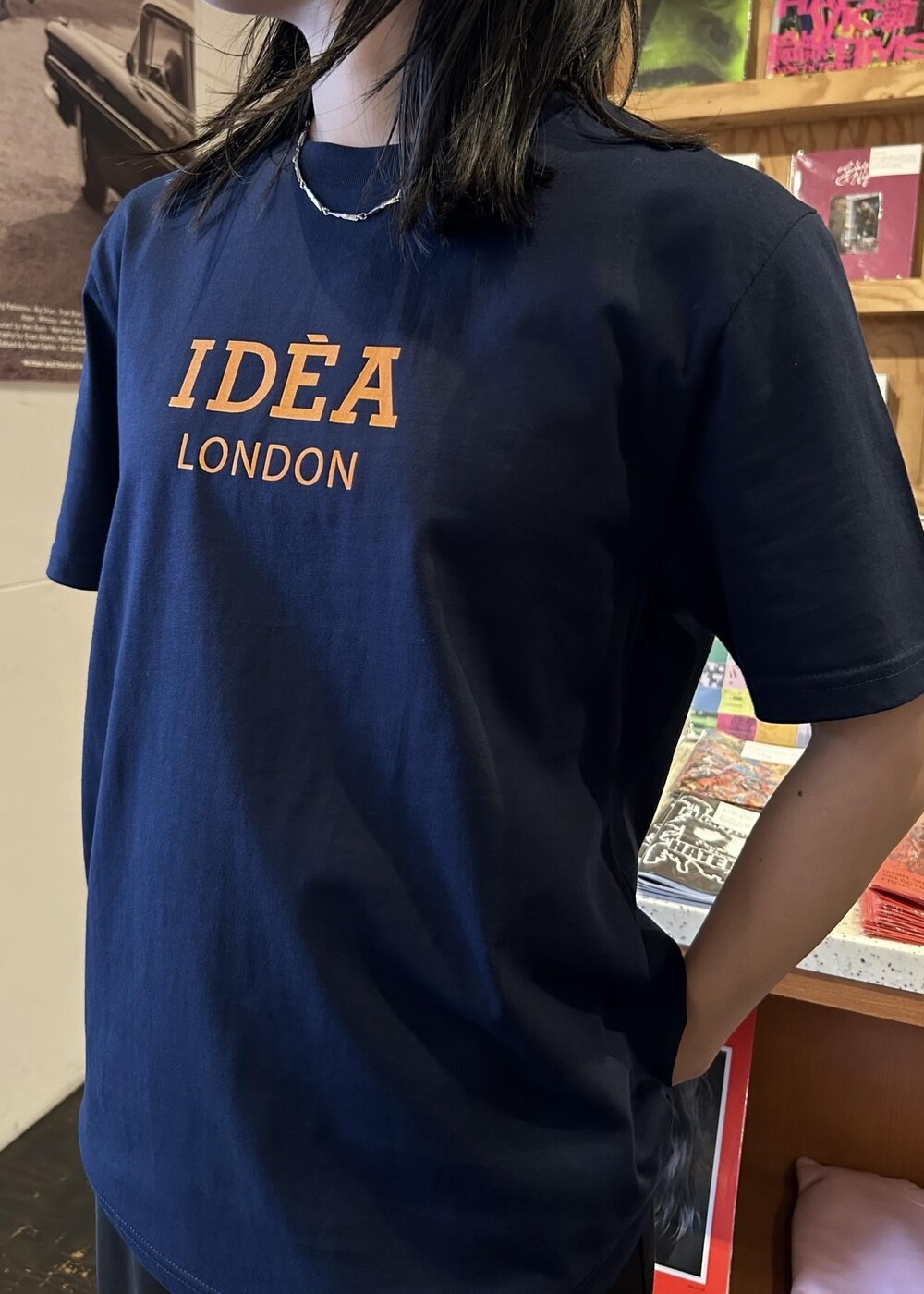 ブルー系のTシャツ/カットソーを着用したレディースの夏コーディネートの2枚目の写真