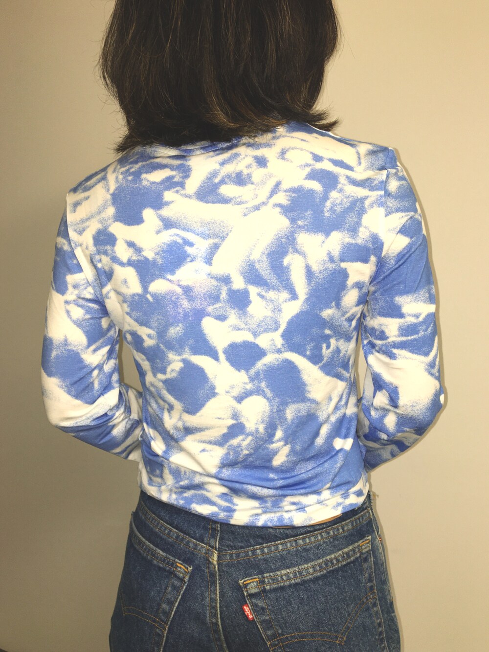 ブルー系のTシャツ/カットソー、ブラウン系のバッグを着用したレディースの秋コーディネートの3枚目の写真