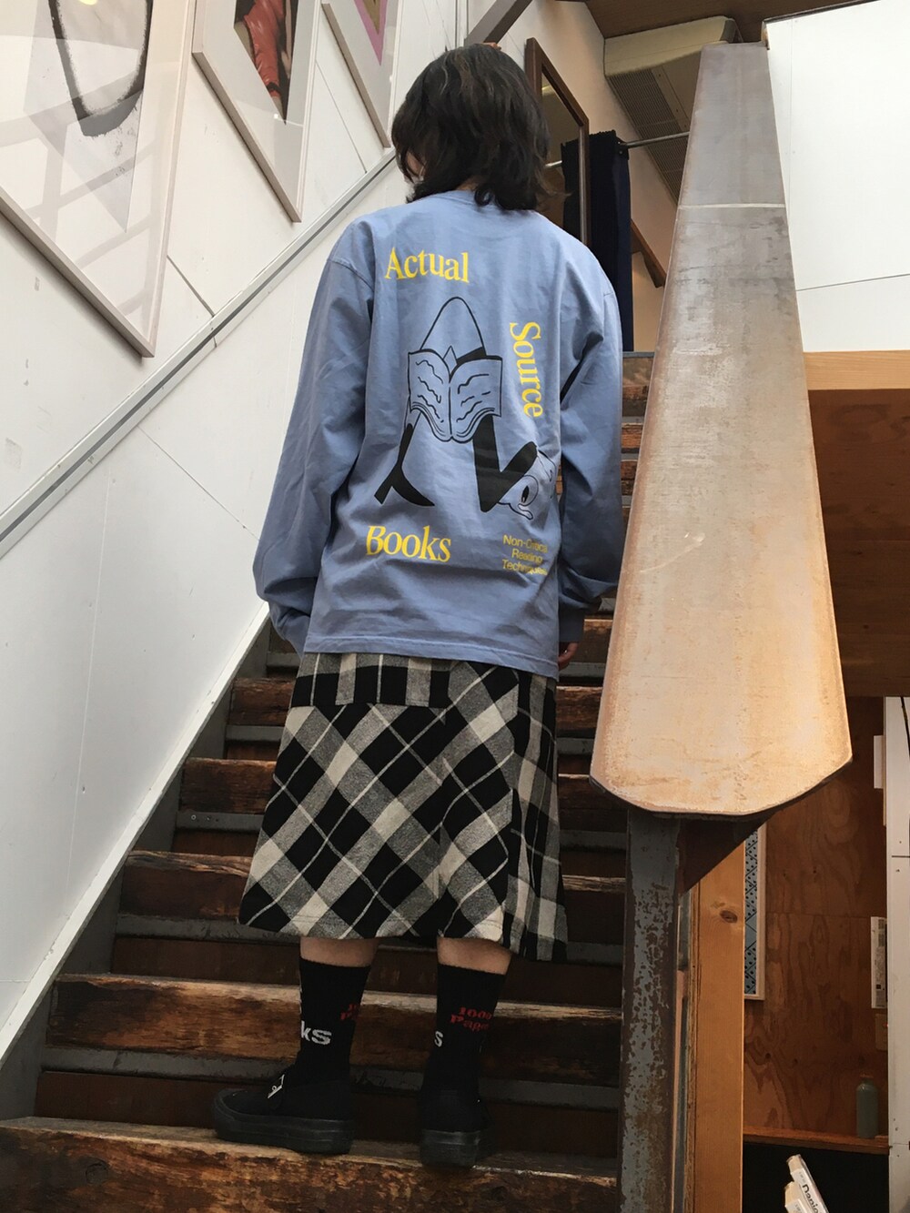 ブルー系のTシャツ/カットソーを着用したレディースの冬コーディネートの2枚目の写真