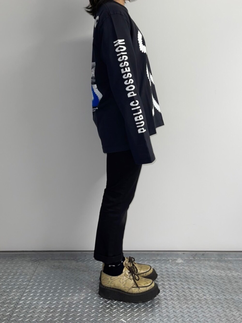 ブラック系のTシャツ/カットソーを着用したレディースの冬コーディネートの3枚目の写真