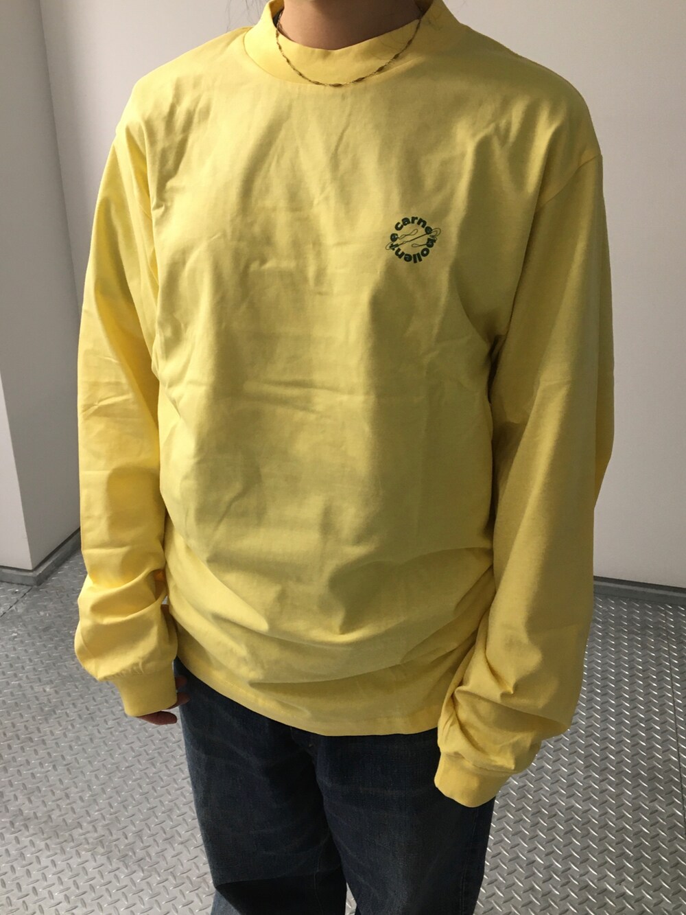 イエロー系のTシャツ/カットソーを着用したレディースの春コーディネートの2枚目の写真