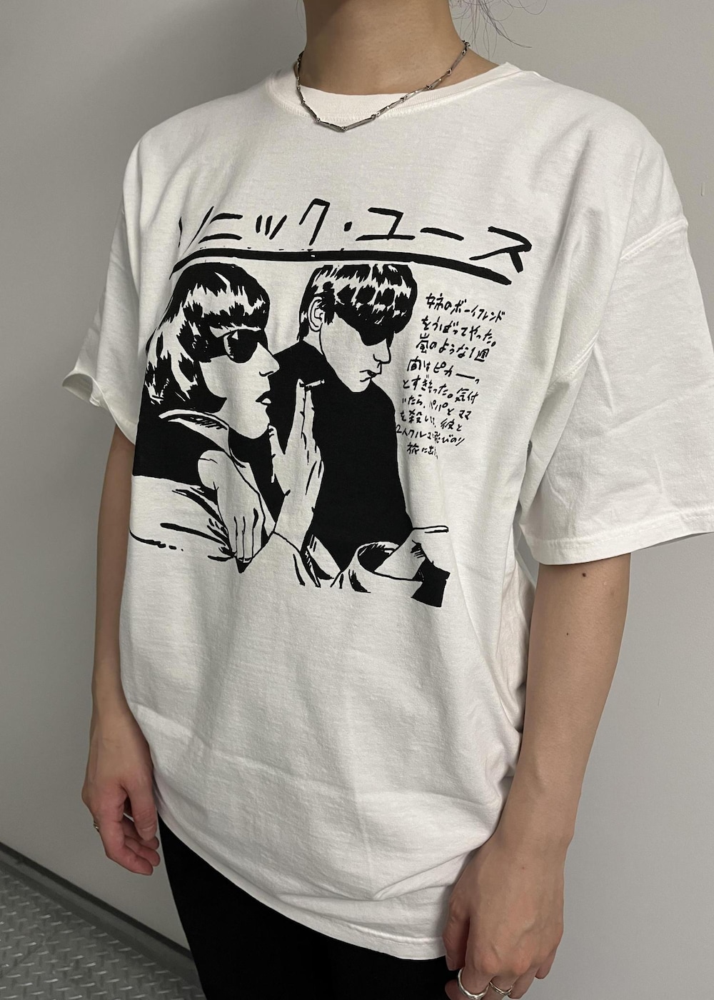 ホワイト系のTシャツ/カットソーを着用したレディースの秋コーディネートの3枚目の写真