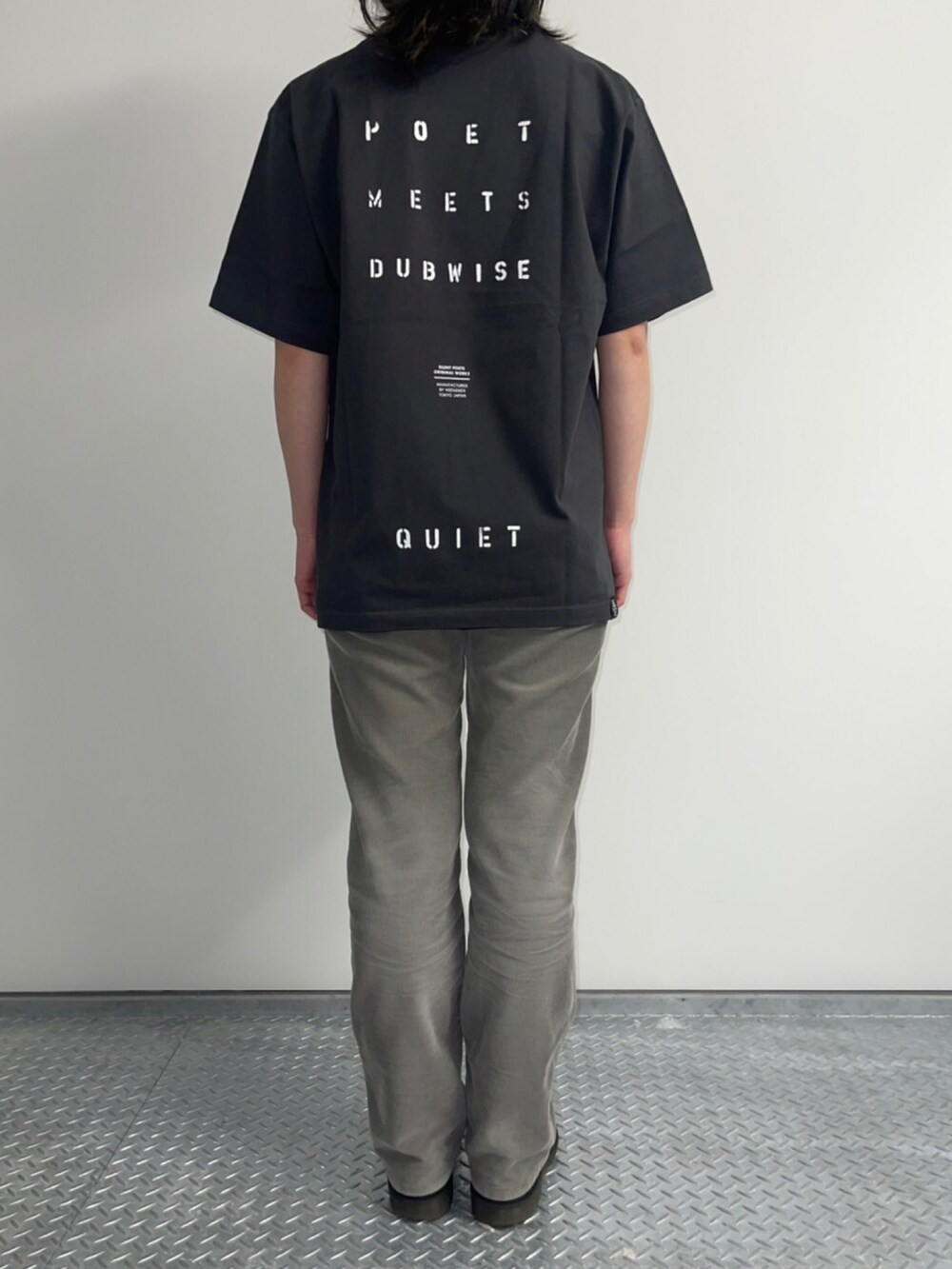 グレー系のTシャツ/カットソーを着用したレディースの冬コーディネートの2枚目の写真