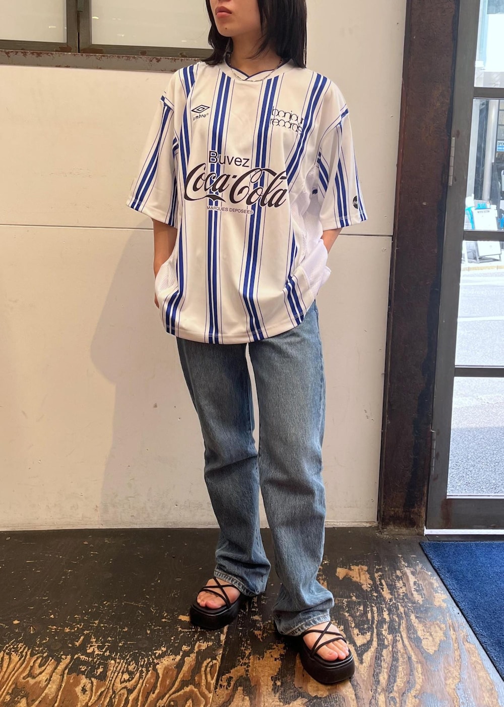 ホワイト系のジャージを着用したレディースの夏コーディネートの2枚目の写真