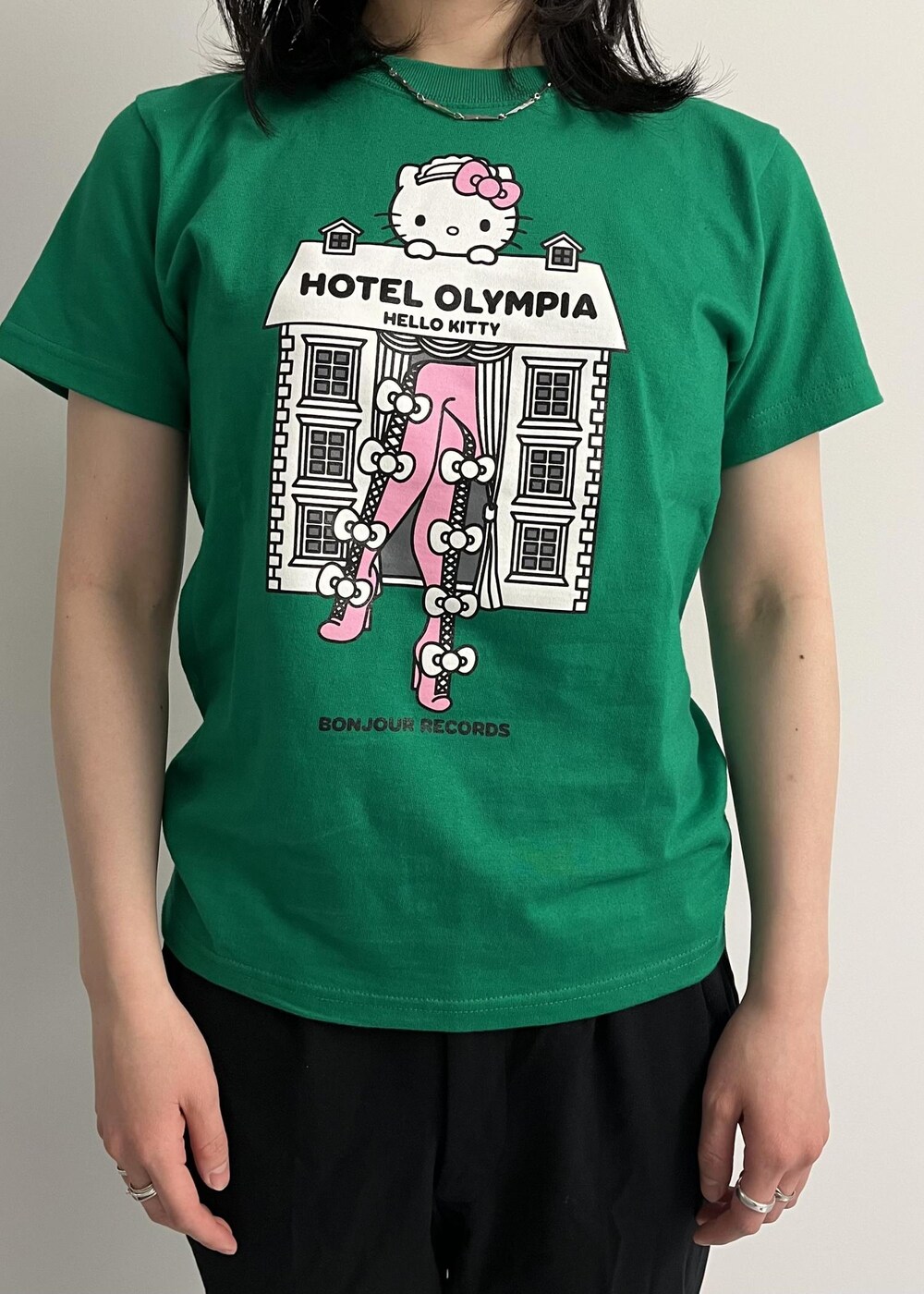 グリーン系のTシャツ/カットソーを着用したレディースの冬コーディネートの2枚目の写真