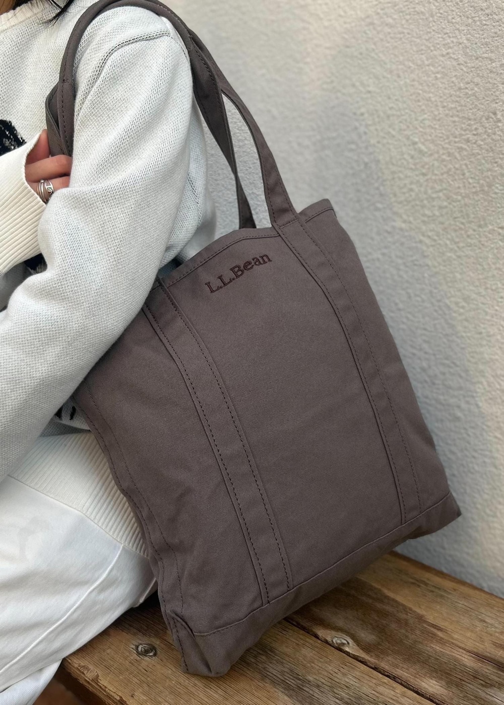 グレー系のトートバッグを着用したレディースの冬コーディネートの2枚目の写真