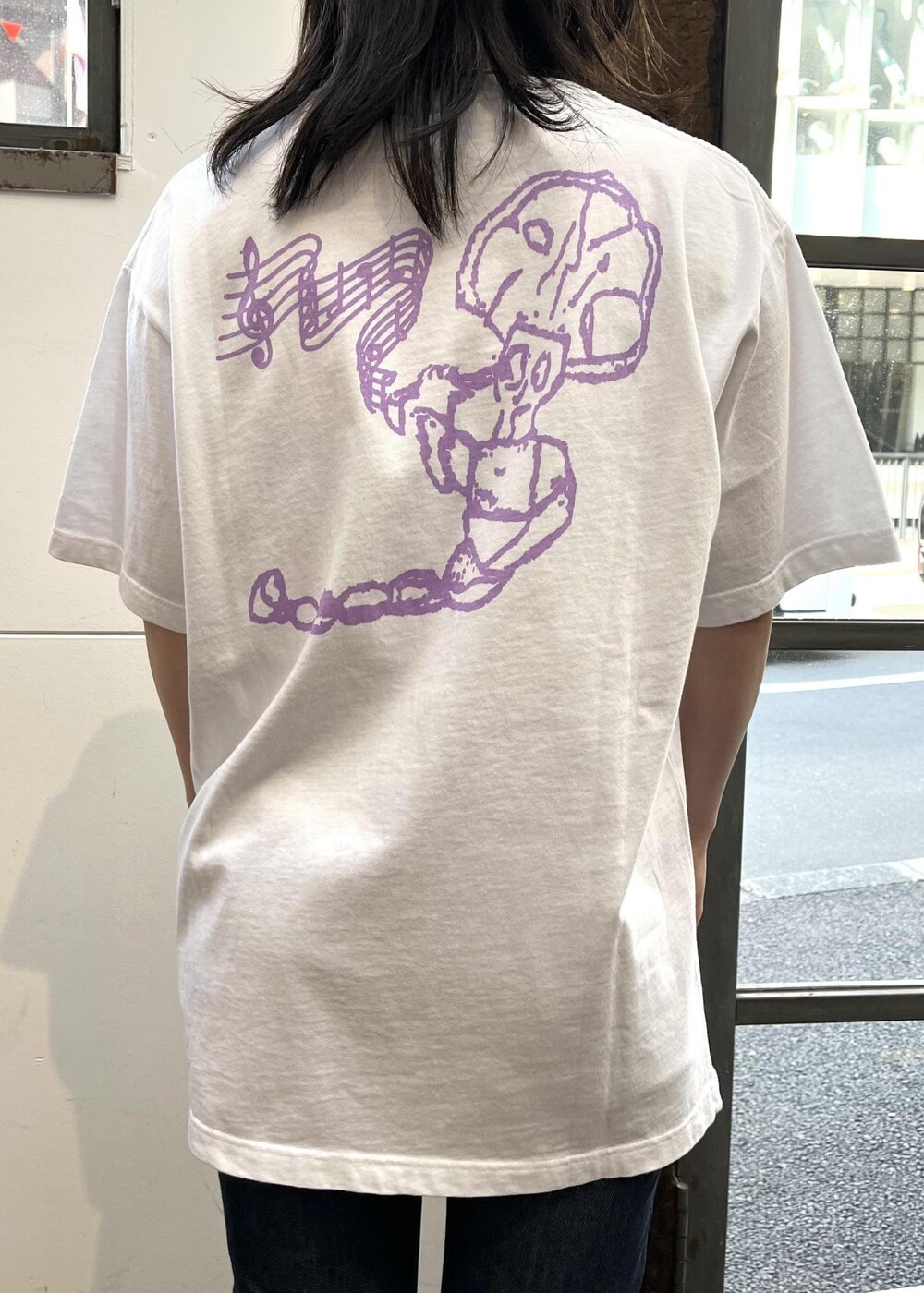 ホワイト系のTシャツ/カットソーを着用したレディースの春コーディネートの3枚目の写真