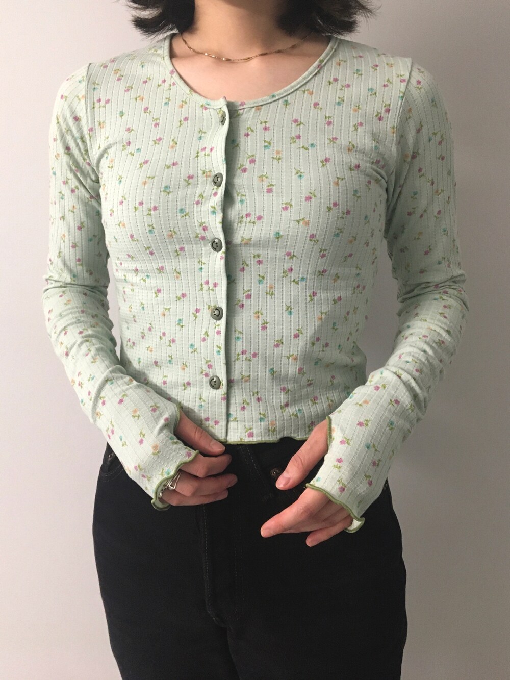 グリーン系のカーディガン/ボレロ、ブラック系のハンドバッグを着用したレディースの夏コーディネートの2枚目の写真