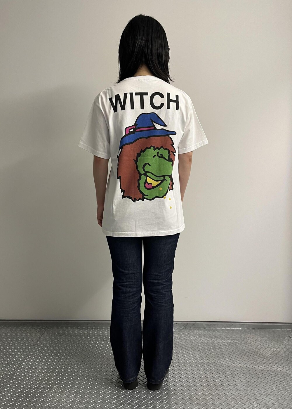 ホワイト系のTシャツ/カットソーを着用したレディースの春コーディネートの2枚目の写真